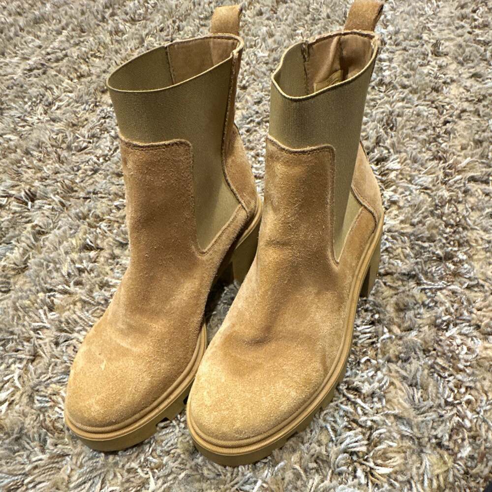The António de Faria "Tara" Woman’s boot, size 9 Highly sought after. Excellent!